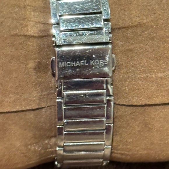 Michael Kors Iridescent watch. See pics for signs of wear. Needs battery - Picture 4 of 13